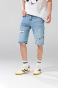 Bermuda de jean azul clara con diseños de Mickey