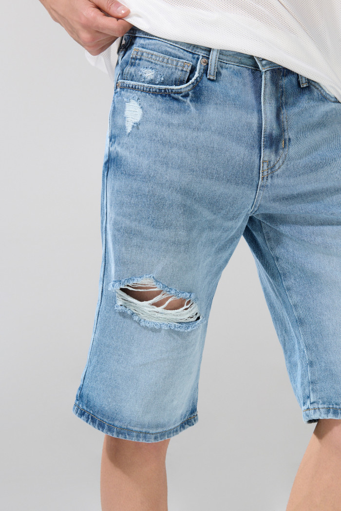 Bermuda de jean azul clara con diseños de Mickey
