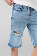 Bermuda de jean azul clara con diseños de Mickey