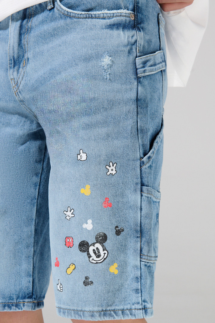 Bermuda de jean azul clara con diseños de Mickey
