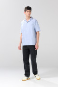 Camisa unicolor con diseño de rayas y cuello resort