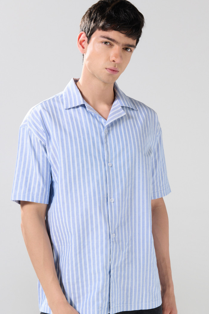 Camisa unicolor con diseño de rayas y cuello resort