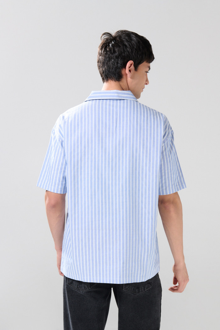 Camisa unicolor con diseño de rayas y cuello resort