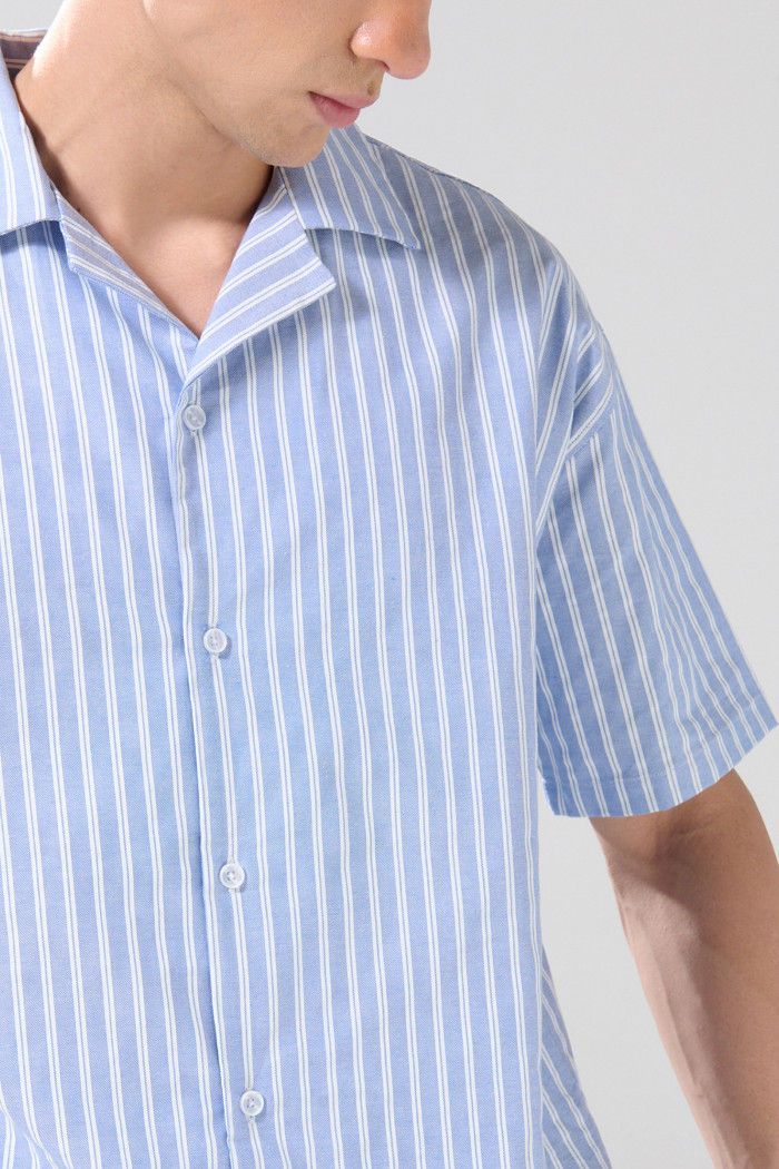 Camisa unicolor con diseño de rayas y cuello resort