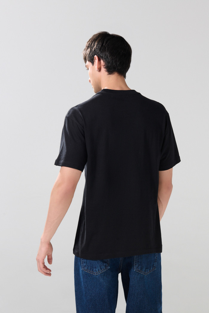 Camiseta negra de Bob Esponja con cuello redondo