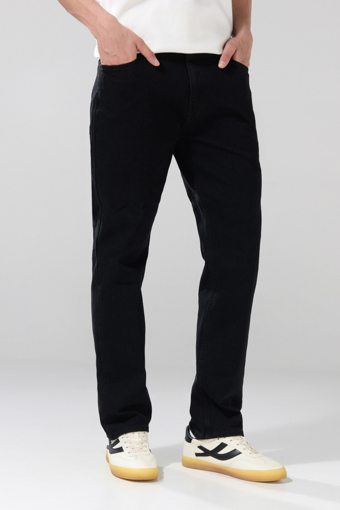 Jean tiro bajo negro straight leg con bota recta y bolsillos
