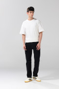 Jean tiro bajo negro straight leg con bota recta y bolsillos