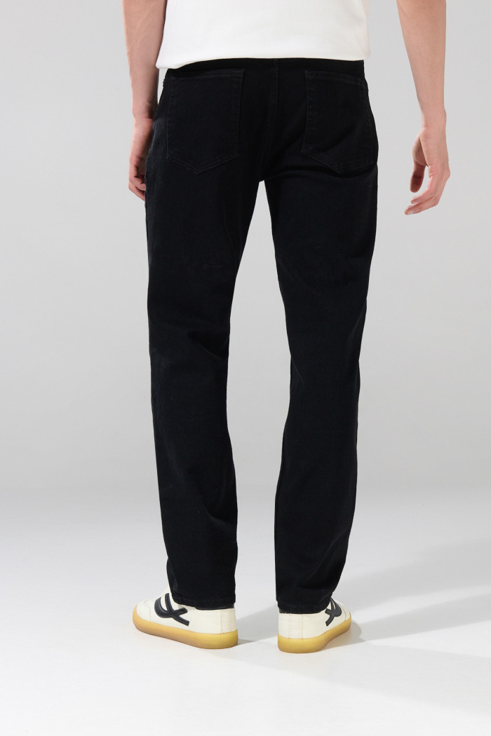 Jean tiro bajo negro straight leg con bota recta y bolsillos