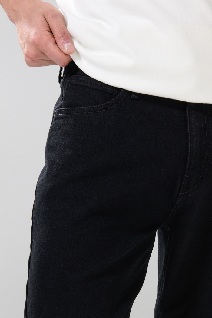 Jean tiro bajo negro straight leg con bota recta y bolsillos