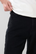 Jean tiro bajo negro straight leg con bota recta y bolsillos
