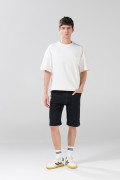 Bermuda slim negra de jean con cremallera y tiro bajo