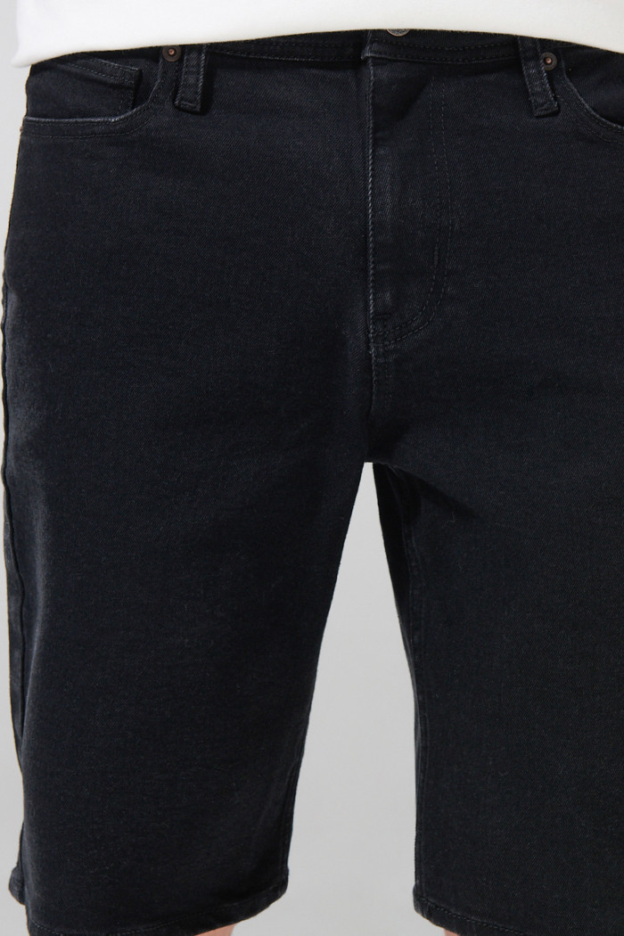 Bermuda slim negra de jean con cremallera y tiro bajo