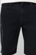 Bermuda slim negra de jean con cremallera y tiro bajo