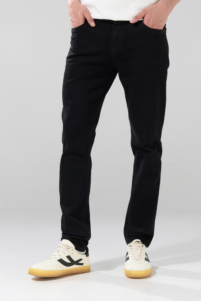 Jean skinny negro con 5 bolsillos y tiro bajo