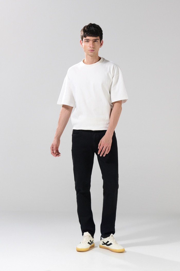 Jean skinny negro con 5 bolsillos y tiro bajo