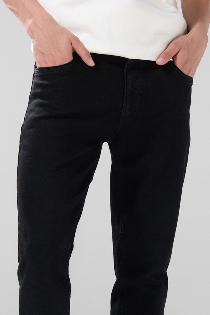 Jean skinny negro con 5 bolsillos y tiro bajo