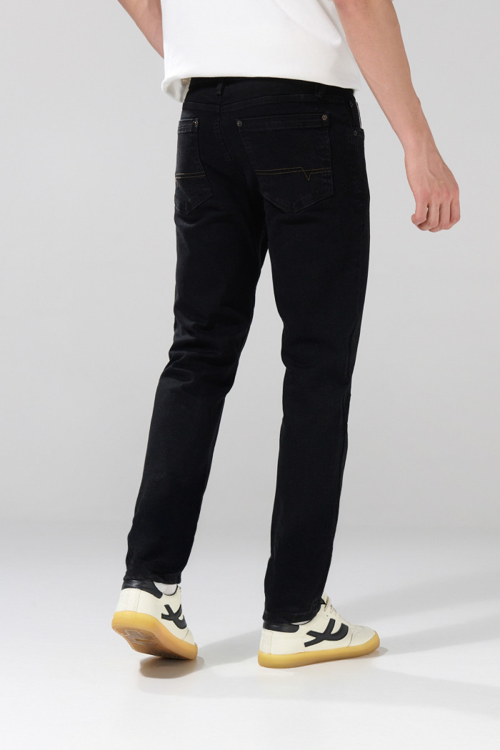 Jean skinny negro con 5 bolsillos y tiro bajo