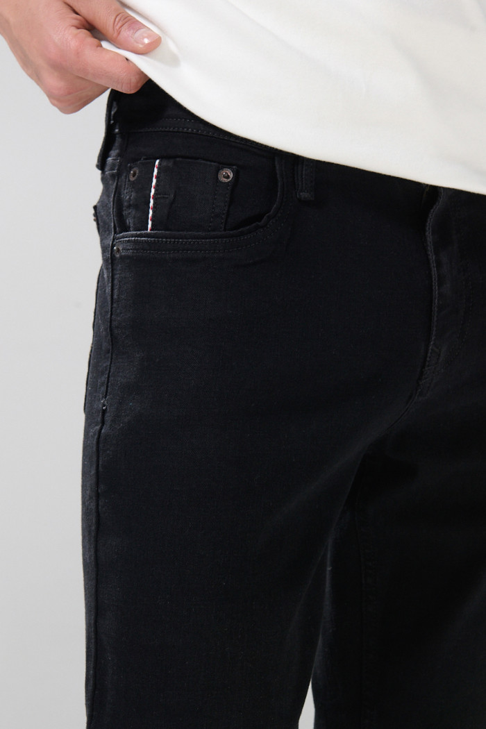 Jean skinny negro con 5 bolsillos y tiro bajo