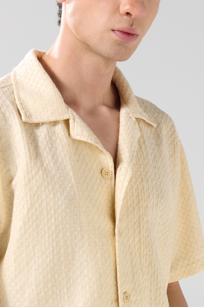 Camisa cuello resort kaki clara con manga corta