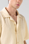 Camisa cuello resort kaki clara con manga corta