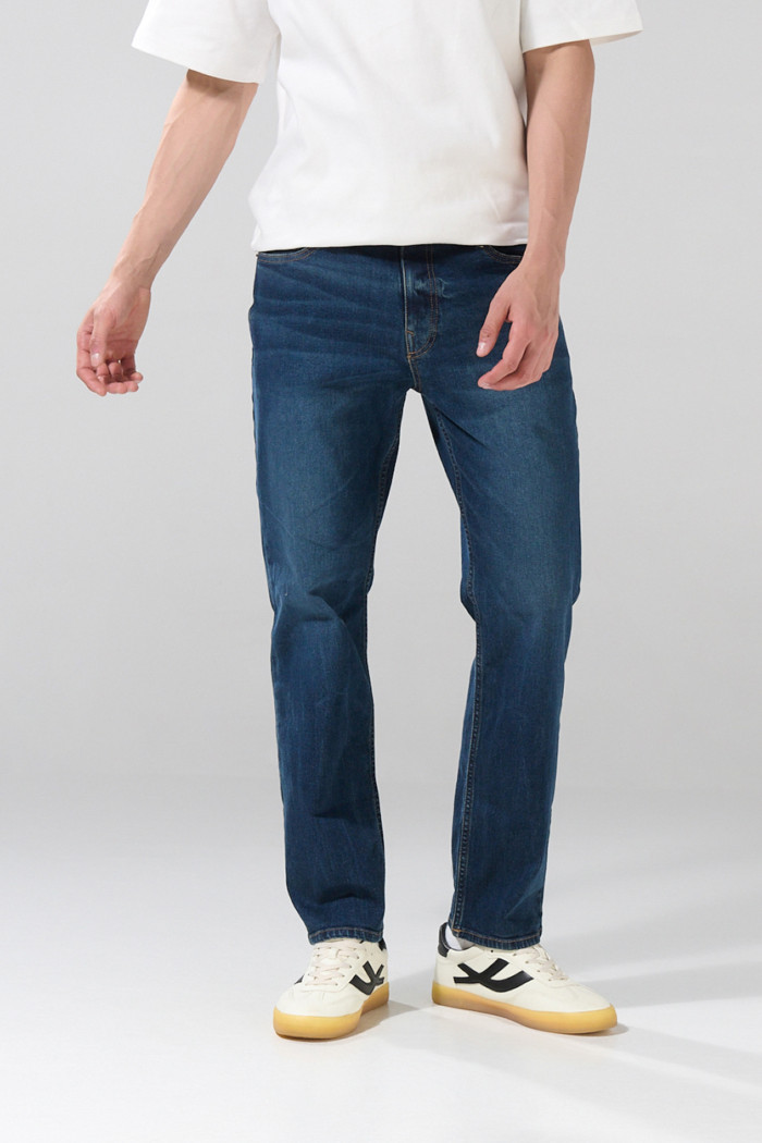 Jean tiro bajo straight leg azul oscuro con bota recta