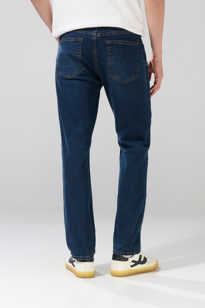 Jean tiro bajo straight leg azul oscuro con bota recta