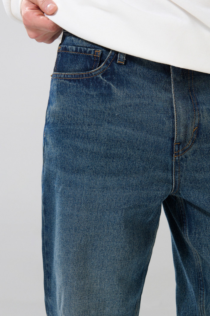 Jean tiro bajo 90´S bota recta azul oscuro con bolsillos