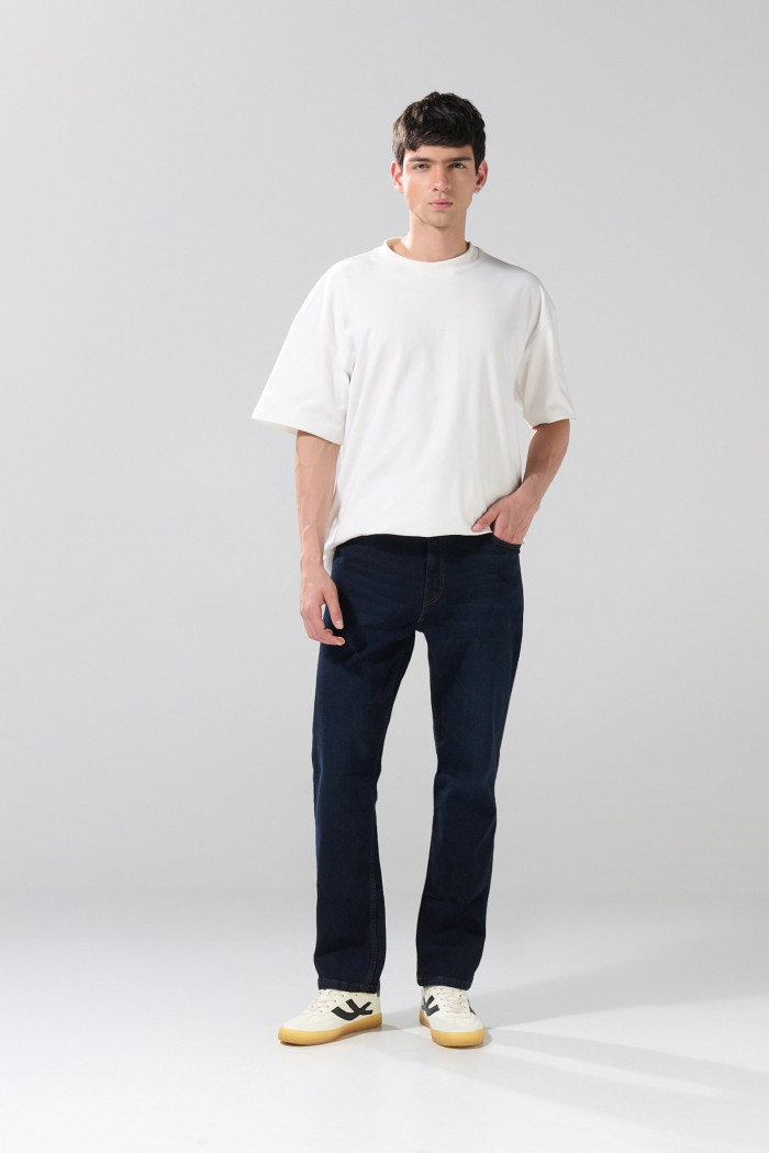 Jean tiro bajo azul intenso straight leg con bota recta