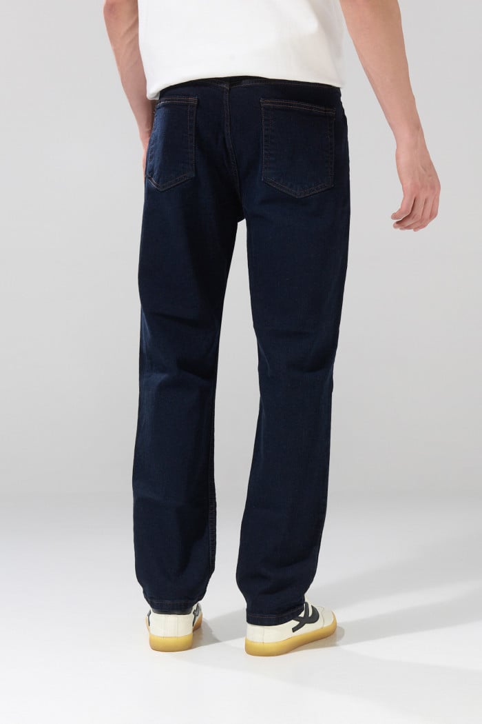 Jean tiro bajo azul intenso straight leg con bota recta