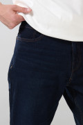 Jean tiro bajo azul intenso straight leg con bota recta