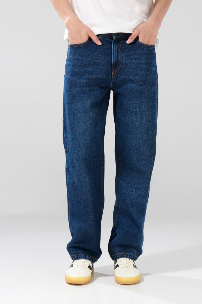 Jean tiro medio azul oscuro tipo baggy con bota ancha