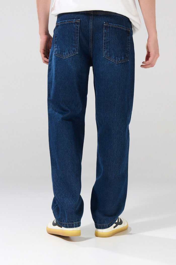 Jean tiro medio azul oscuro tipo baggy con bota ancha