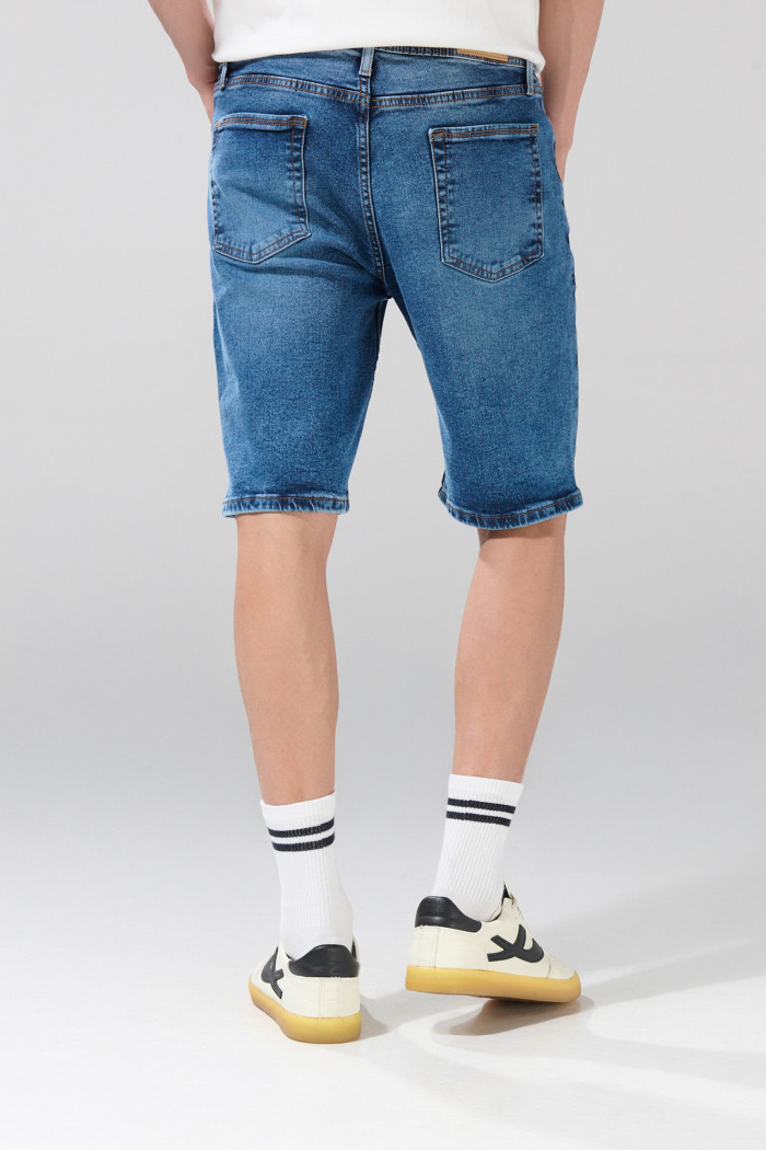 Bermuda slim tiro bajo de jean azul medio con bolsillos