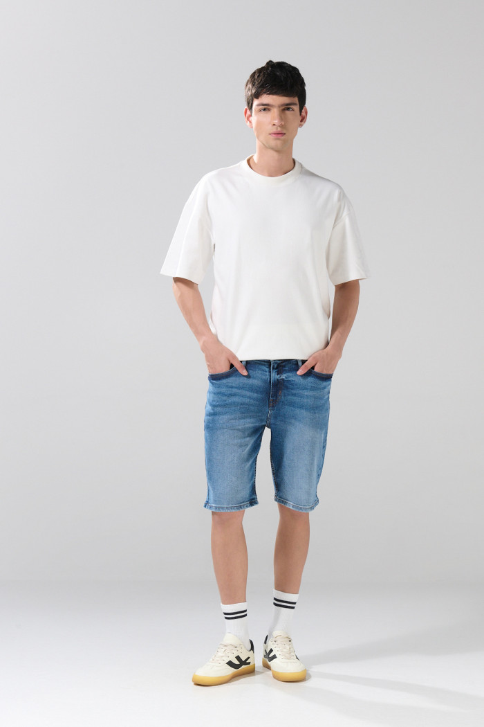 Bermuda slim tiro bajo de jean azul medio con bolsillos