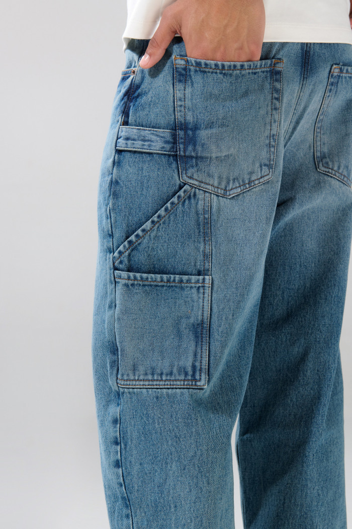 Jean carpintero azul tiro medio con detalle lateral