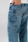 Jean carpintero azul tiro medio con detalle lateral
