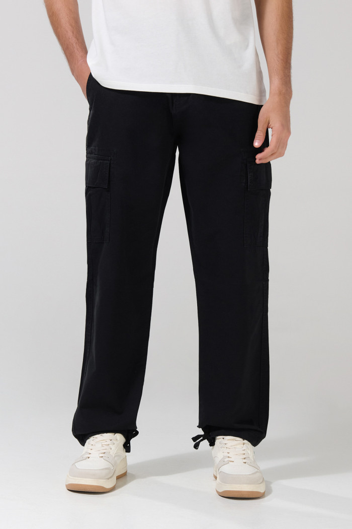 Pantalón de dril cargo unicolor con bota recta ajustable

