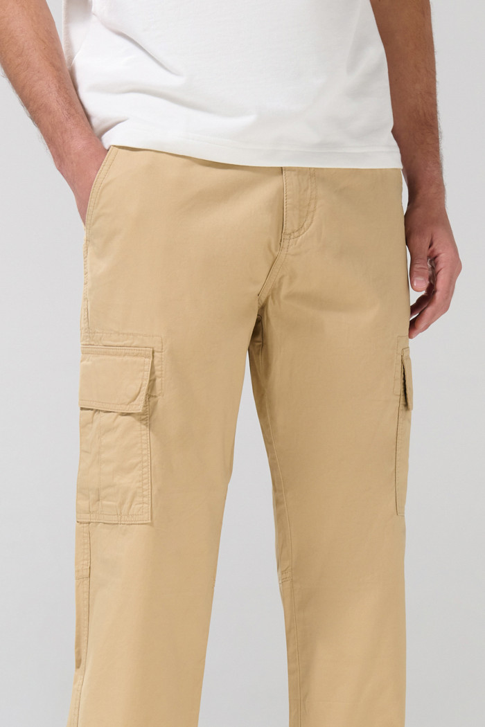 Pantalón de dril cargo unicolor con bota recta ajustable
