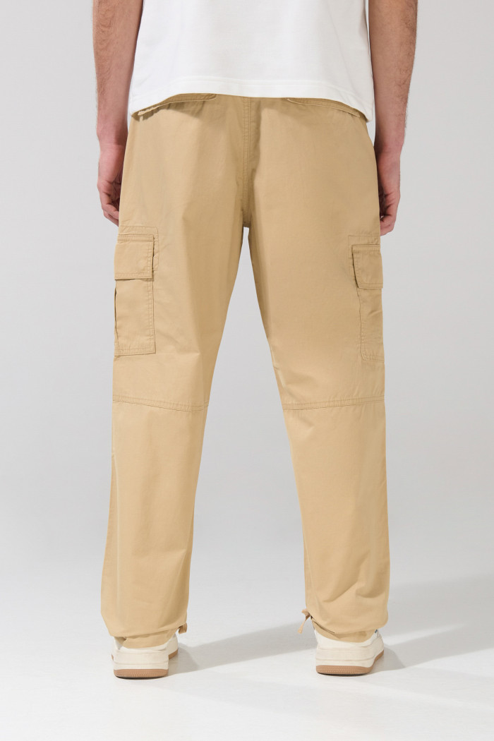 Pantalón de dril cargo unicolor con bota recta ajustable
