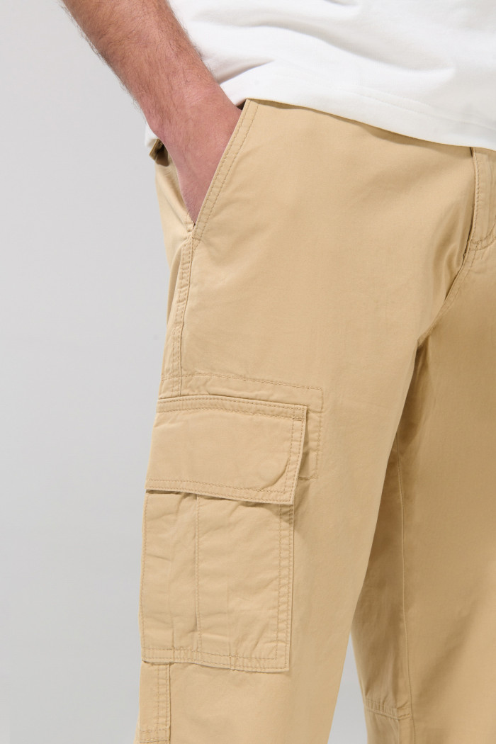 Pantalón de dril cargo unicolor con bota recta ajustable
