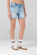 Short azul claro tiro medio de jean con desgastes localizados