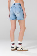 Short azul claro tiro medio de jean con desgastes localizados