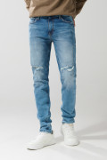 Jean slim azul oscuro con tiro bajo, rotos y desgastes