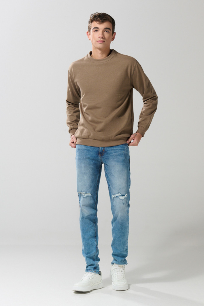 Jean slim azul oscuro con tiro bajo, rotos y desgastes