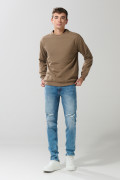 Jean slim azul oscuro con tiro bajo, rotos y desgastes