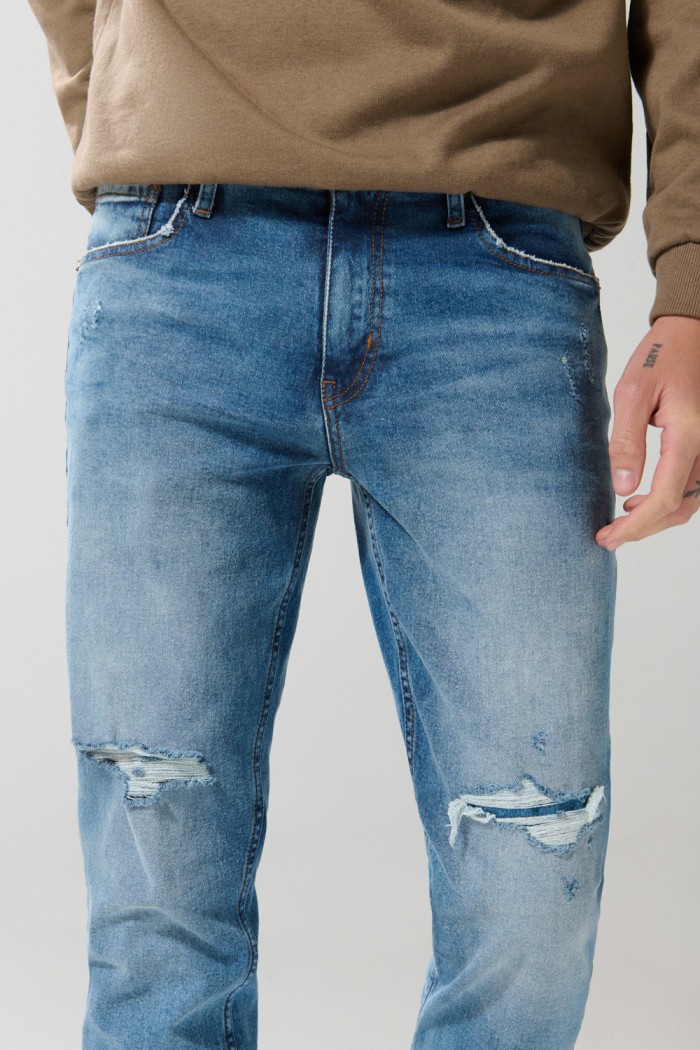 Jean slim azul oscuro con tiro bajo, rotos y desgastes