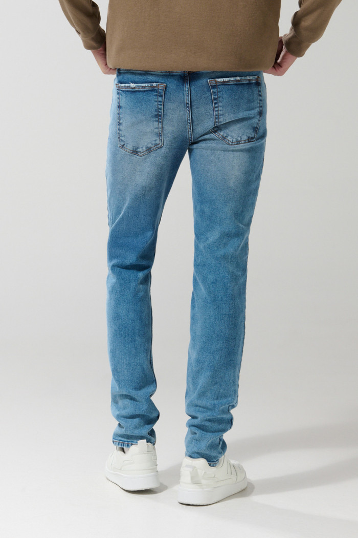 Jean slim azul oscuro con tiro bajo, rotos y desgastes