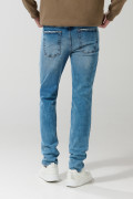 Jean slim azul oscuro con tiro bajo, rotos y desgastes