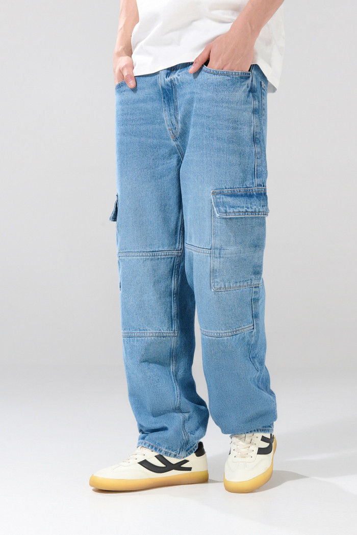 Jean cargo azul bota recta con tiro medio y bolsillos