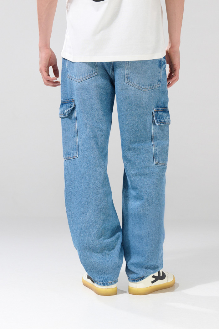 Jean cargo azul bota recta con tiro medio y bolsillos